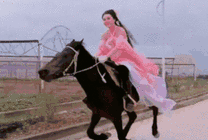 穿古装的美女骑马动态图片