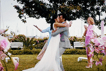 婚礼现场上新郎拥抱着新娘亲吻GIF图片