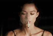 双眼皮大眼睛的女孩潇洒的抽烟GIF图片