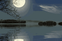 月亮映衬在湖面非常的明亮gif图片