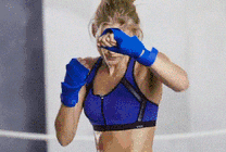性感的女拳击手不停的挥舞着自己的拳头gif图片