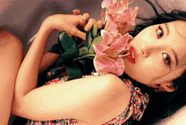 美丽的姑娘胸前放着一束百合花gif图片