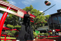 日本武士拿着武士刀切水果gif图片