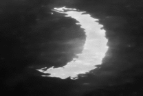 水中一轮弯弯的月亮gif图片