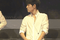 男孩穿着白衬衣在台上跳舞gif图片