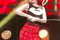 穿着红裙子的大长腿女神在台上跳舞gif图片