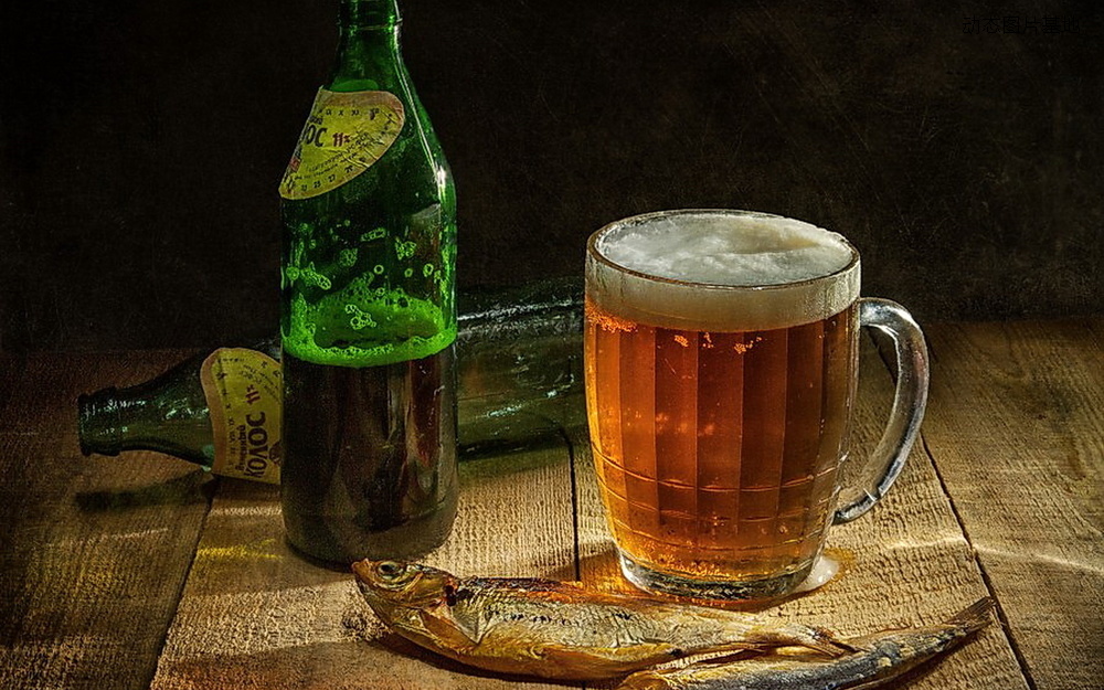 图片描述：啤酒，酒瓶，酒杯,尺寸：1680X1050px 