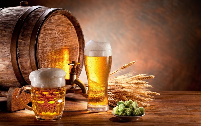 图片描述：啤酒，酒杯,尺寸：2560X1600px 