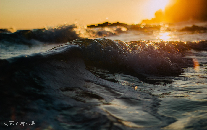 图片描述：海浪，波浪，夕阳，黄昏,尺寸：2560X1600px 