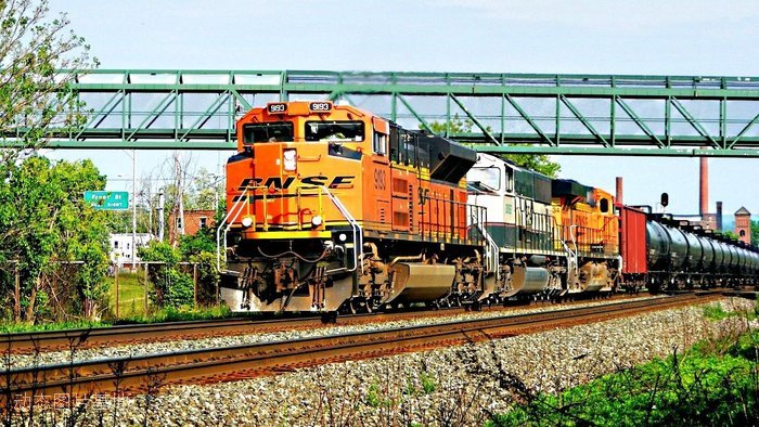 图片描述：火车，列车,尺寸：1366X768px 